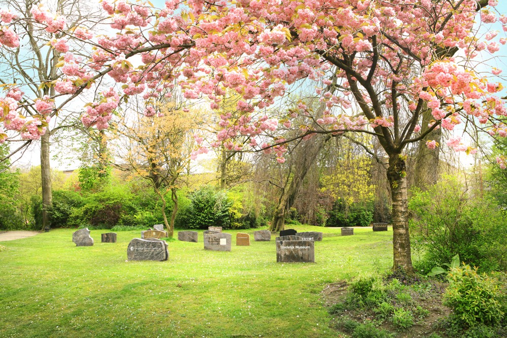TRACK special: Museum graveyard by Leo Copers