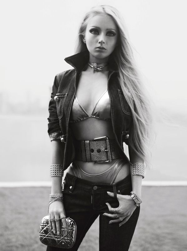 Valeria-Lukyanova-for-V-Magazine-Sebastian-Faena 5