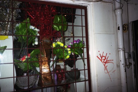 57_fake-flowers-etalage0b