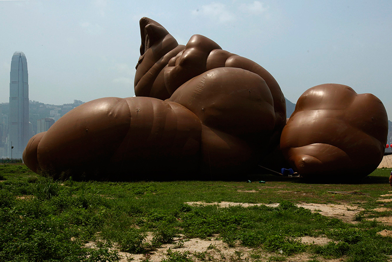 check-out-paul-mccarthys-pile-of-feces-and-other-unique-inflatable-sculptures-video-1