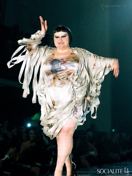 beth-ditto-jpgfashionshow-10022010-13-435x580