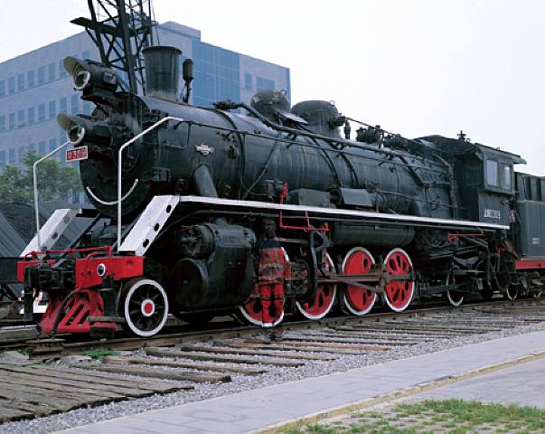liu-bolin-decorative-engine