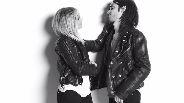 showbiz-sienna-miller-tom-sturridge-burberry-2