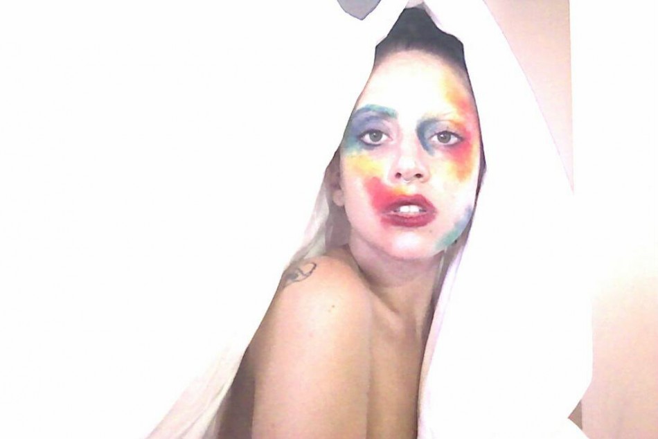 399071-lady-gaga-promoting-applause