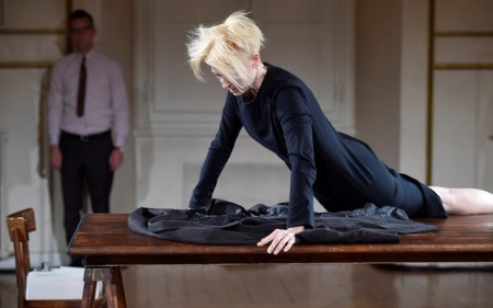 TILDA-SWINTON-CLOAKROOM-PITTI-UOMO-PERFORMANCE